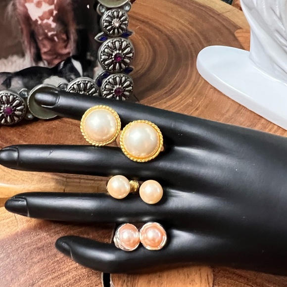 3 strands of baroque, freshwater pearls with three pairs of matching earrings. - Picture 6 of 10